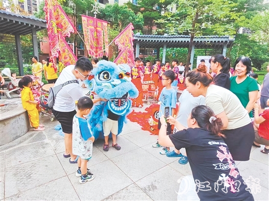 非遺在社區(qū)土壤中煥發(fā)新彩，悄然增強(qiáng)市民對(duì)文化根脈的認(rèn)同感與熱愛之情。