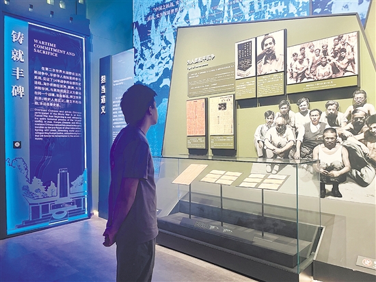 在僑博館“鑄就豐碑”展示區(qū)，參觀者通過圖文、實物等回顧海外僑胞的抗戰(zhàn)故事。