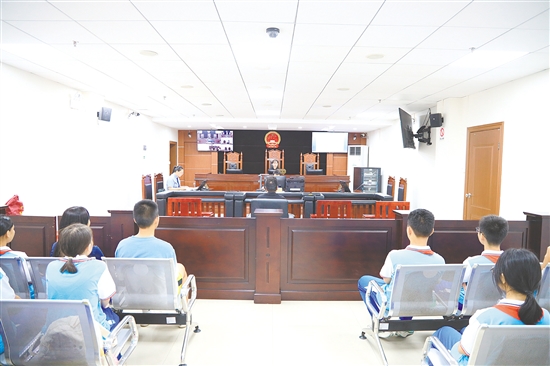 學(xué)生旁聽“幫信罪”案件庭審。