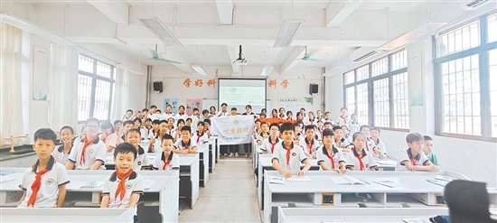 突擊隊(duì)走進(jìn)雙水鎮(zhèn)東凌小學(xué)，開展中藥材知識(shí)科普活動(dòng)。