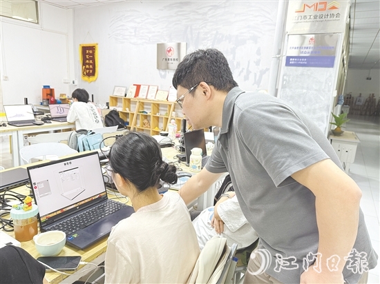 五邑大學(xué)藝術(shù)與設(shè)計學(xué)院學(xué)生在學(xué)習(xí)3D打印技術(shù)。