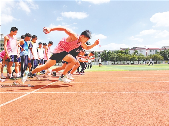 體育班學(xué)生在進行專業(yè)訓(xùn)練。