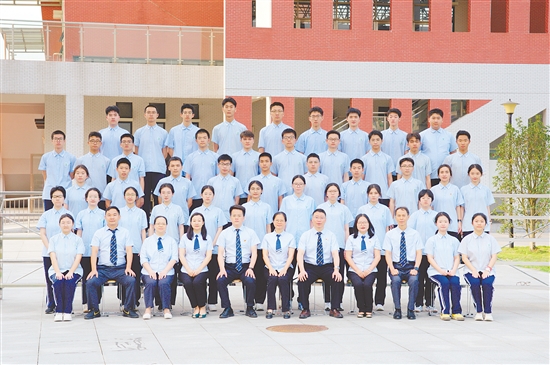 “王炸班級”高三（3）班合影。