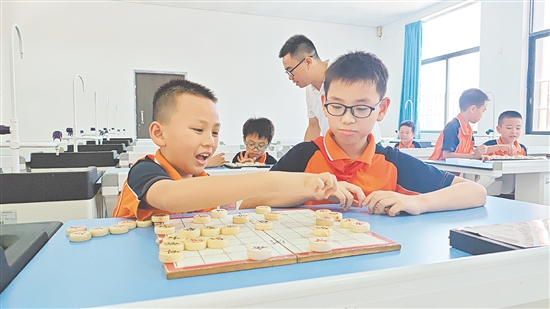 在社團(tuán)活動(dòng)中，教師給予學(xué)生更多練習(xí)時(shí)間，鼓勵(lì)學(xué)生在對(duì)局中嘗試舉一反三。