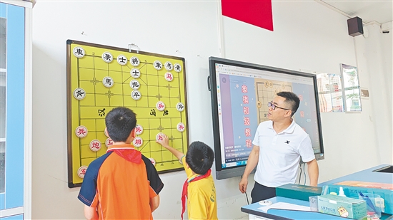 在教師的指導(dǎo)下，學(xué)生將所學(xué)知識(shí)運(yùn)用于棋局中。