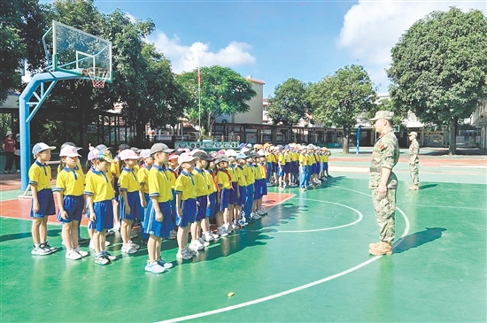 各班學(xué)生齊心協(xié)力、步伐堅(jiān)定、口號(hào)響亮，以滿腔熱情展示訓(xùn)練成果。