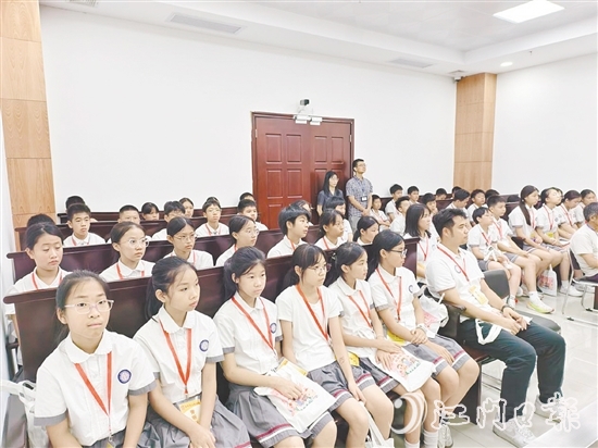 學(xué)生們認(rèn)真旁聽庭審。