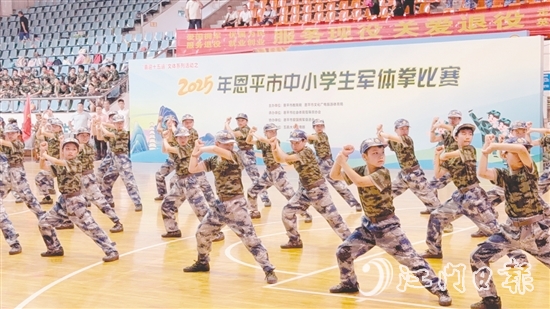 各參賽隊(duì)伍身著統(tǒng)一服裝，列隊(duì)整齊，口號(hào)響亮，一招一式剛勁有力。