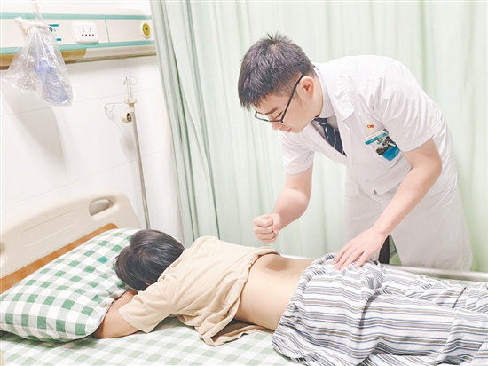 醫(yī)生對患者進行檢查。