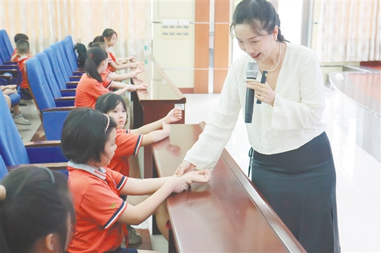 老師向學生講述中醫(yī)藥知識。
