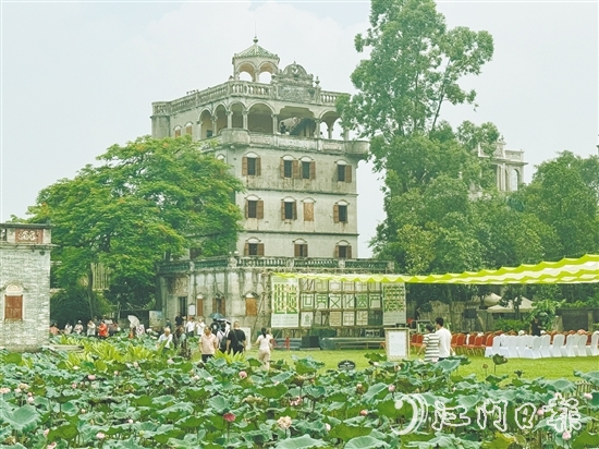 ▲當天，不少市民、游客到自力村景區(qū)游玩，在賞碉樓的同時參與嘉年華的各項活動。