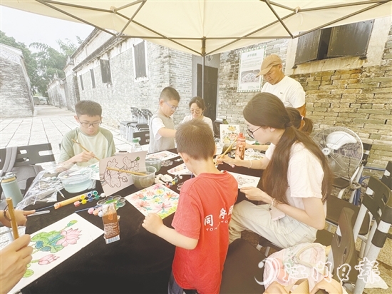 市民、游客參加世遺保護研學工作坊，感受非遺魅力。