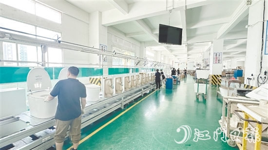 金牌潔具已在廣東開平、佛山設立多個生產基地，年產能超過300萬件，生產面積逾30萬平方米，員工總數超過2000人。