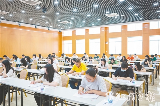 來(lái)自開(kāi)平全市工會(huì)系統(tǒng)的經(jīng)審業(yè)務(wù)骨干同臺(tái)競(jìng)技，上演一場(chǎng)精彩的專(zhuān)業(yè)技能“大練兵”。