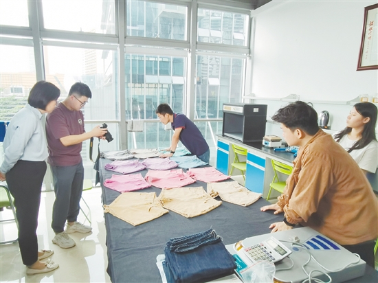 師生走進(jìn)企業(yè)觀摩學(xué)習(xí)。