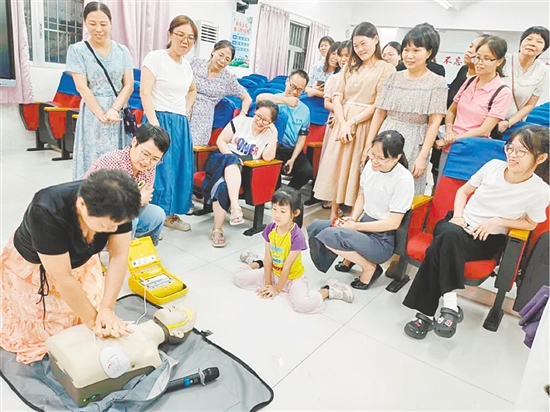 當(dāng)天還舉行了教職工應(yīng)急救護培訓(xùn)。