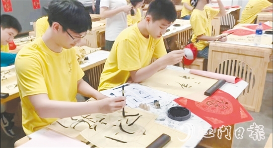 營員們學(xué)習(xí)書法等傳統(tǒng)技藝。