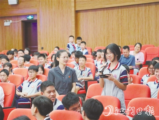 庭審結(jié)束后，承辦法官圍繞被告人犯罪行為，以案釋法，與學(xué)生互動。