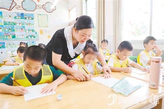 硬筆書法課上，孩子們?cè)诮處煹闹笇?dǎo)下，一筆一畫認(rèn)真書寫。