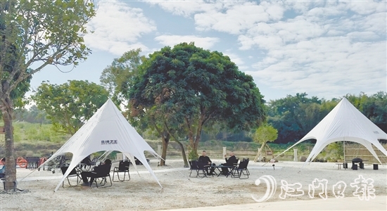 臺(tái)山的山海正以最溫柔的姿態(tài)敞開懷抱，這個(gè)夏天，不必遠(yuǎn)赴千里，只需驅(qū)車短距離便能在這里踏入一片融合自然秘境與人文韻味的露營天堂。