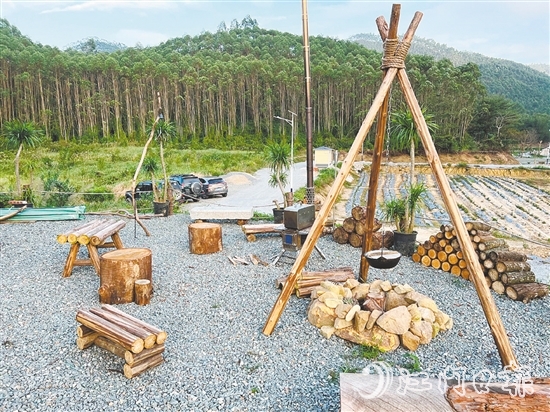 ▲臺(tái)山本地民宿創(chuàng)新打造了草坪公園、野餐區(qū)域，配備相關(guān)設(shè)施供游客露營、野餐使用。