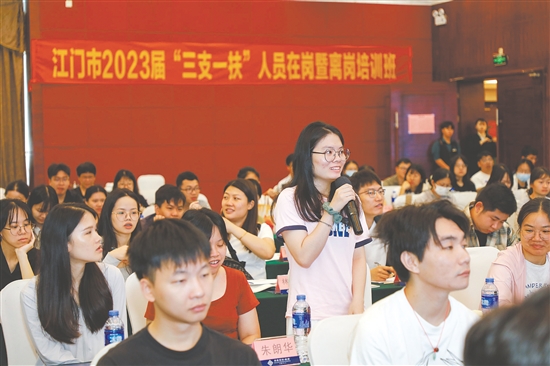 市人力資源社會保障局舉辦的“三支一扶”人員培訓現(xiàn)場。