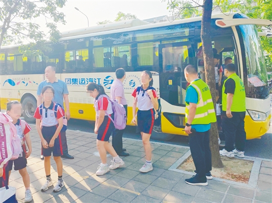 新會(huì)區(qū)“點(diǎn)單式”定制公交服務(wù)讓許多學(xué)校成為受益者。