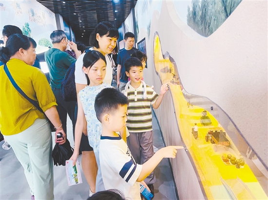 親子家庭在小鳥天堂生態(tài)體驗(yàn)館學(xué)習(xí)參觀。