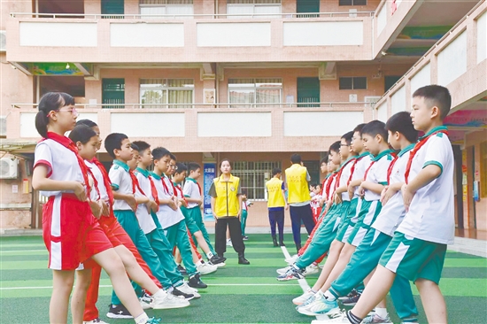 同學(xué)們?cè)谡J(rèn)真訓(xùn)練。