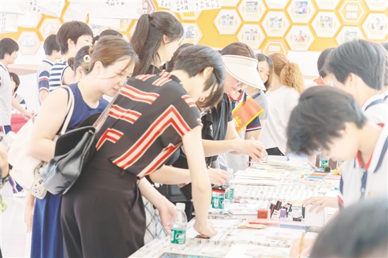 活動現(xiàn)場還設(shè)有“慧樂僑創(chuàng)·智藝未來”教育主題活動展示。