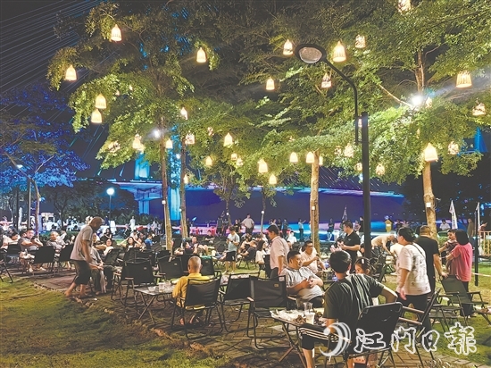 每當(dāng)入夜，江順大橋“九點(diǎn)九”文旅集市便會(huì)迎來(lái)大量市民游客。