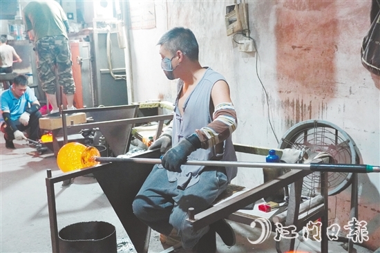 旺得玻璃多年來始終堅守在玻璃吹制技藝傳承與創(chuàng)新的道路上。