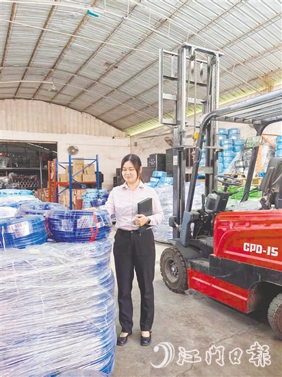 賴雯雯走訪企業(yè)，挖掘客戶需求。