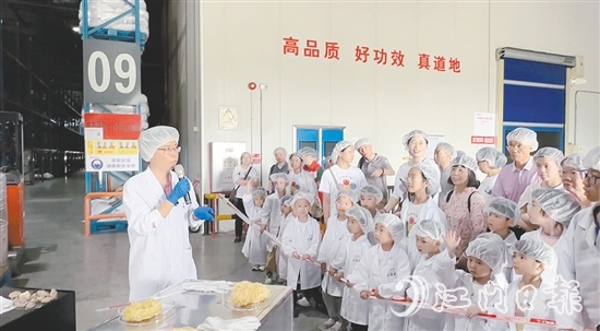 家長和孩子了解產(chǎn)品生產(chǎn)細節(jié)。