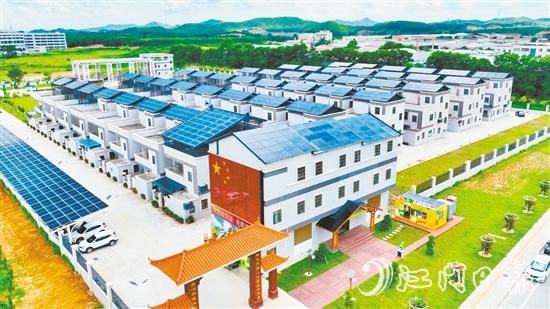 走進址山鎮(zhèn)蓮珠新村，傳統(tǒng)的農(nóng)村建筑經(jīng)過“光伏+”改造后，充滿科技感。