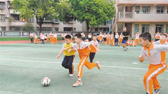 球員們在場上展開角逐。