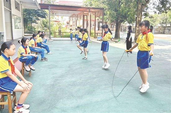 學生們有的輕盈彈跳、有的快速擺臂、有的穩(wěn)健加速，跳繩在空中劃出一道道弧線。