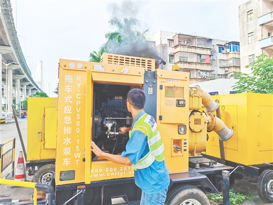 江門城管針對性前置8臺抽水泵車至防汛一線，確保積水出現(xiàn)時能快速響應(yīng)。蔡昭璐