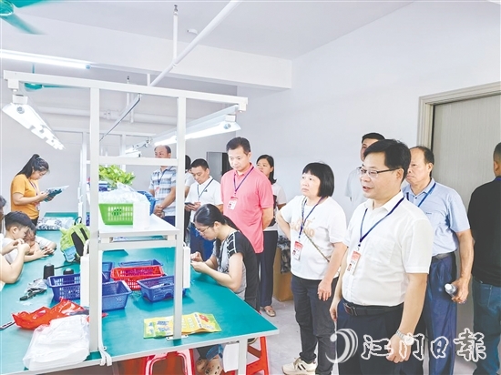 人大代表們實(shí)地視察幸福共富工坊。