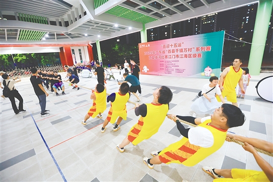 賽場上，隊員們拼盡全力，比賽氛圍緊張刺激。