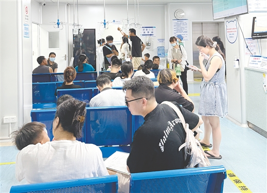 家長帶著孩子在候診。