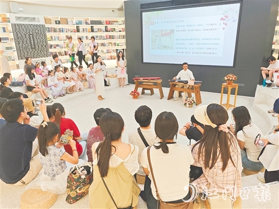 活動(dòng)通過古琴演奏、經(jīng)典誦讀、家風(fēng)宣講等形式，為市民帶來沉浸式的文化體驗(yàn)，助力“悅讀開平”建設(shè)。