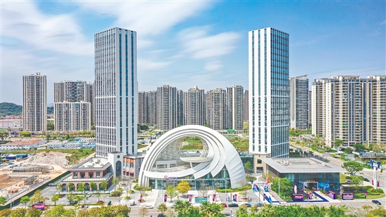 “灣區(qū)之眼”商業(yè)區(qū)的開業(yè)填補(bǔ)了濱江新區(qū)商業(yè)板塊的空缺。