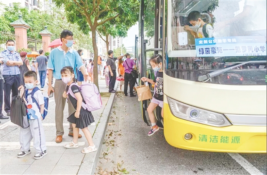 范羅岡濱江小學(xué)的定制公交線路覆蓋了周邊多個(gè)小區(qū)。