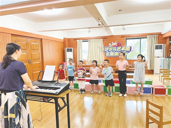 少年兒童在“家門(mén)口”免費(fèi)享受優(yōu)質(zhì)藝術(shù)教育。