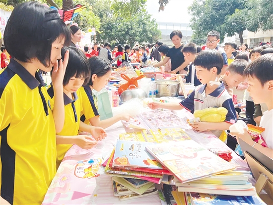 沙岡小學(xué)打造品牌活動(dòng)鏈，成為水口鎮(zhèn)勞動(dòng)教育標(biāo)桿。圖為該校義賣活動(dòng)現(xiàn)場(chǎng)。