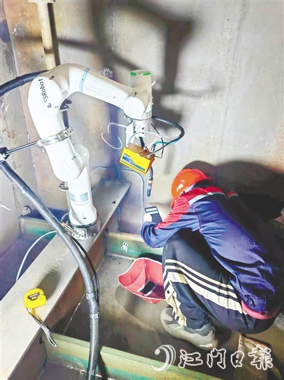 焊接機器人小巧輕便，接上電源，便可對著鋼板開始焊接。