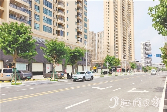 東寧路、僑安路及僑光一巷3條城市支路全面竣工通車，有效緩解陳宜禧路等周邊道路擁堵。圖為新建的東寧路。