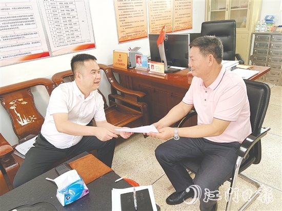 吳泓汛（左）著力構(gòu)建“一站式”矛盾調(diào)處平臺，讓群眾煩心事有處說、有人管。