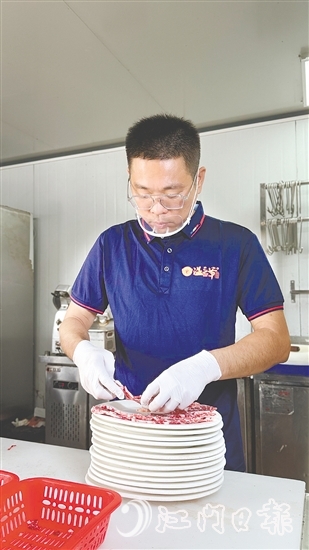 餐館繁忙時，溫偉文也會親自上陣。